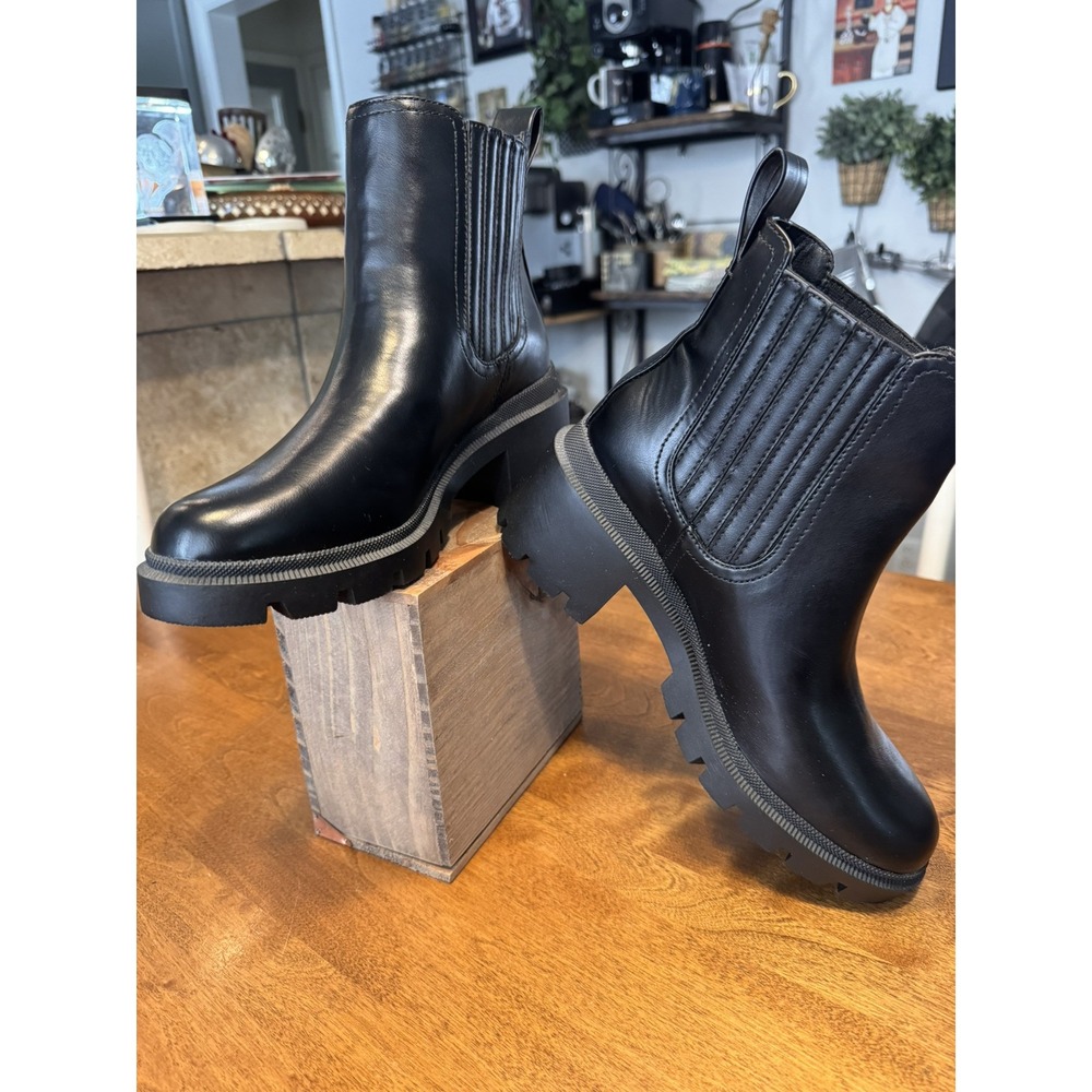Universal Thread Women's Naya Chelsea Boots, Black - Size 9 NWOT Memory Foam In